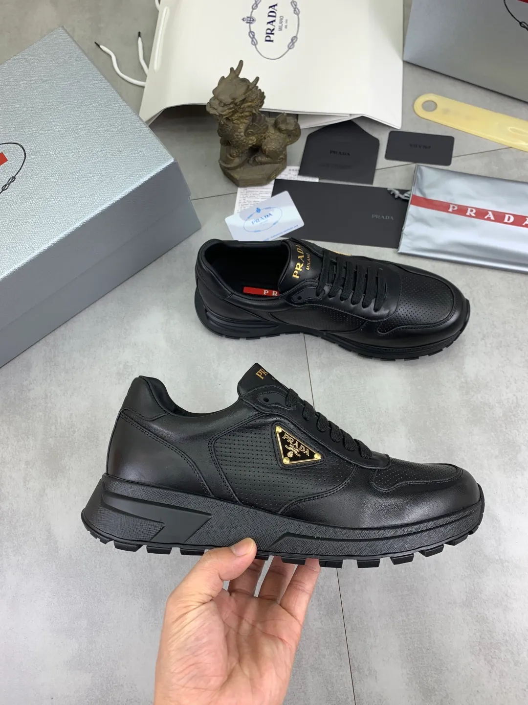 Men's shoes 💰P580💰 [New style] High version official website popular models are on the market, 🆘 Trendy brand (Prada) mainly promotes popular models, avant-garde and versatile fashion men's shoes private version mold opening, cowhide surface splicing 1:1.. Fashionable and simple, original imported cowhide lining cowhide feet; the atmosphere and personality are more fashionable, eye-catching and pursuing class. It will subvert the old idea and be a must-have for fashion trendsetters with you! Must keep it for yourself! Tall and comfortable, large and low, high-end quality workmanship. Size: 38-45; 5️⃣ colors available.
